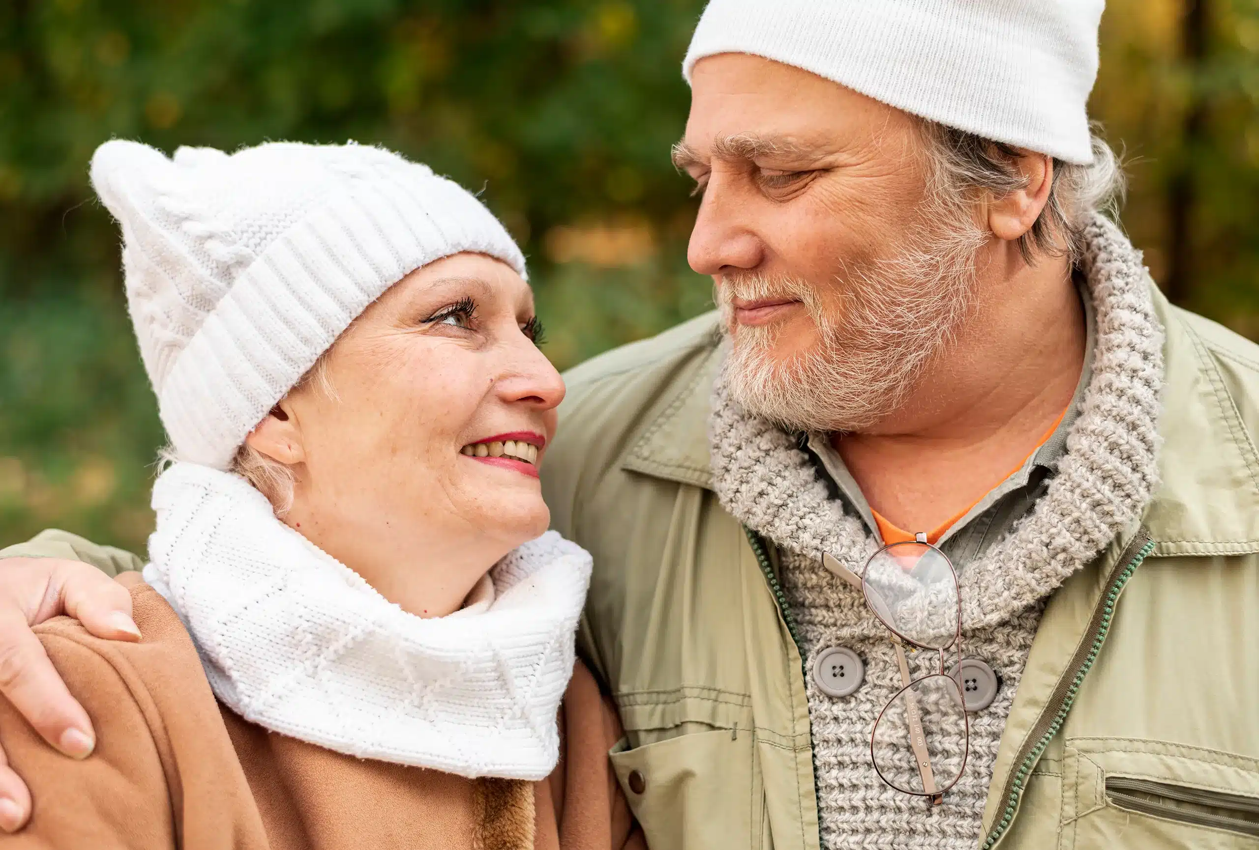 Beratung, Paarberatung, Seniorenpaar sieht sich gegenseitig an